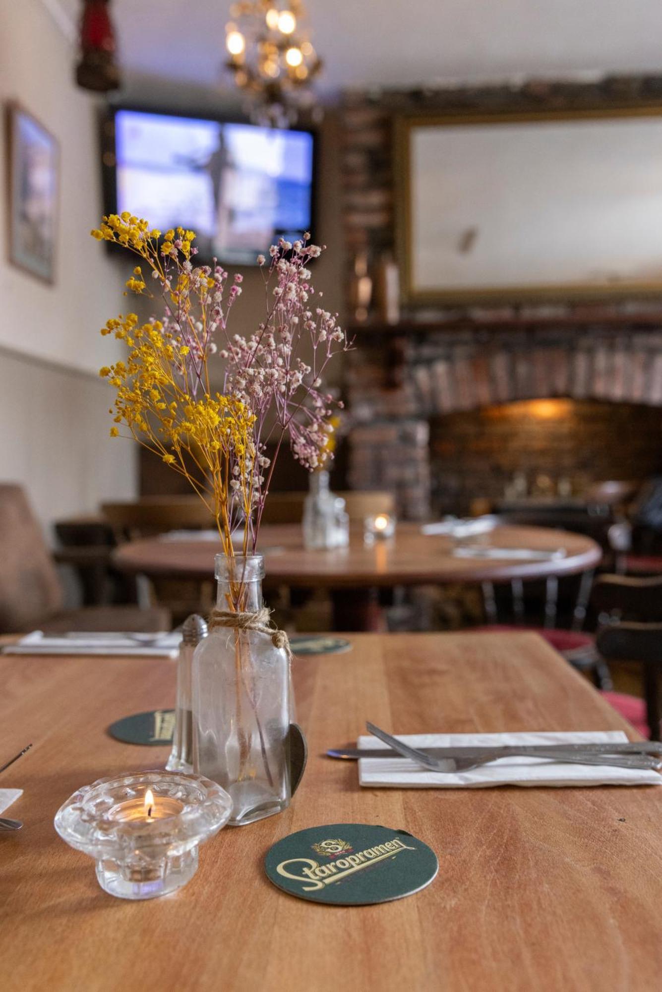 The Bear Inn Llantrisant  Eksteriør bilde